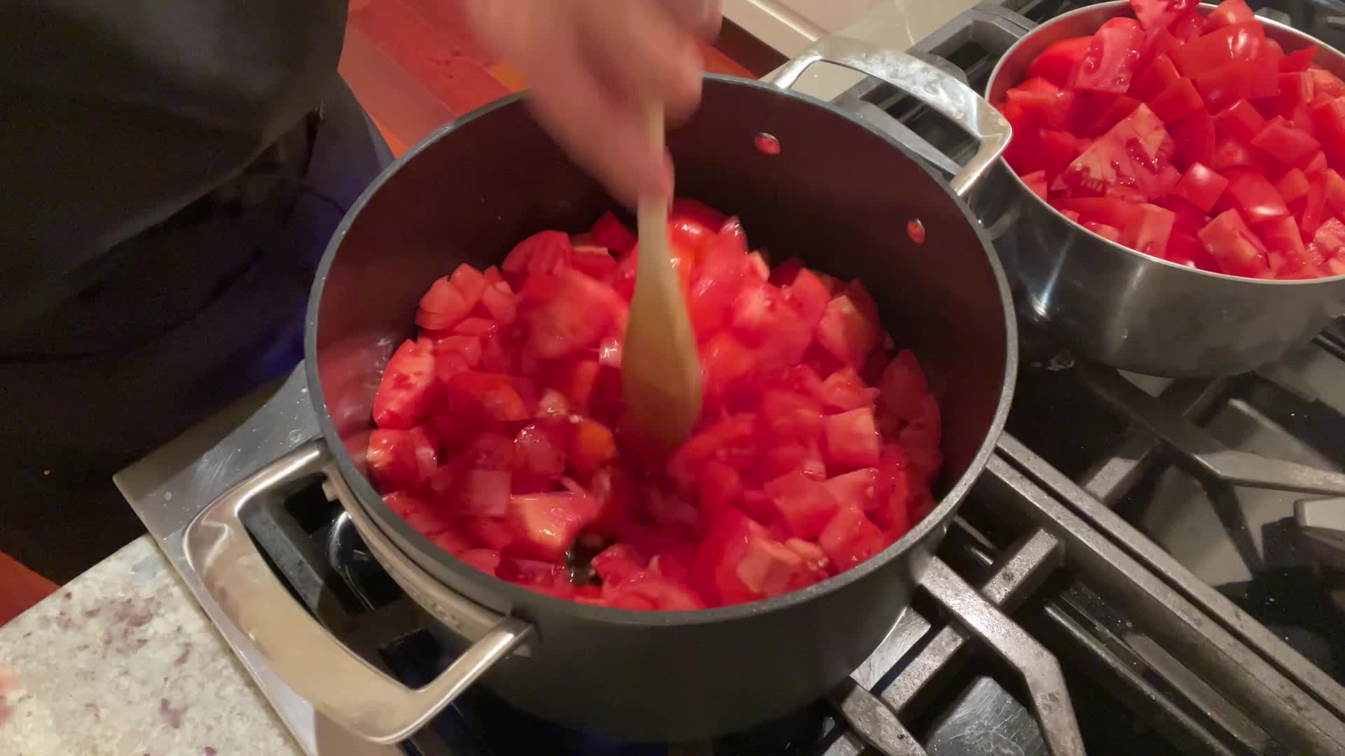 HH_tomatoes_opt2_pot_stirring